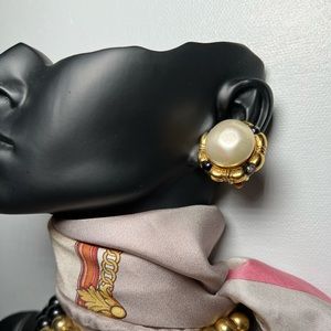 EUC VINTAGE CHANEL EARRING